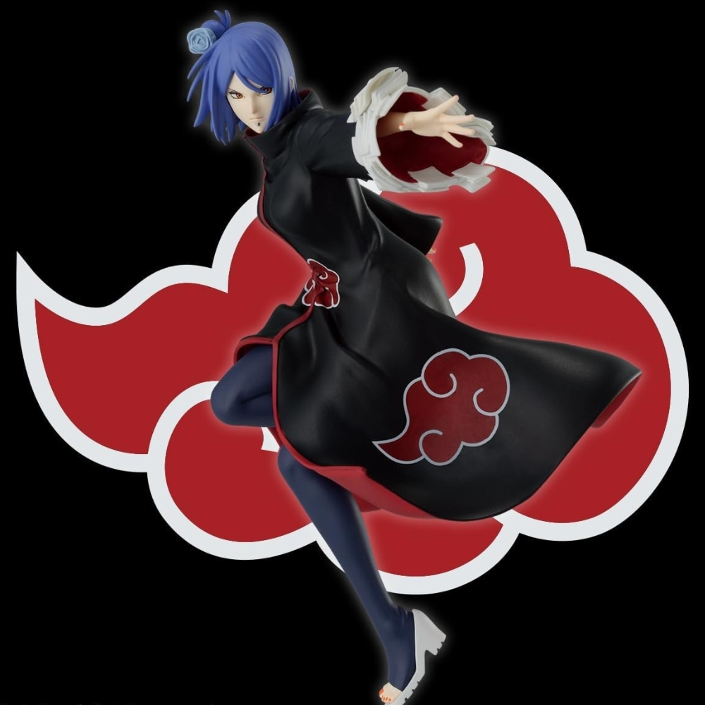 Eine Figur einer Frau mit blauen Haaren, die einen schwarzen Mantel mit roten Akzenten trägt. Rotes Wolkensymbol im Hintergrund.