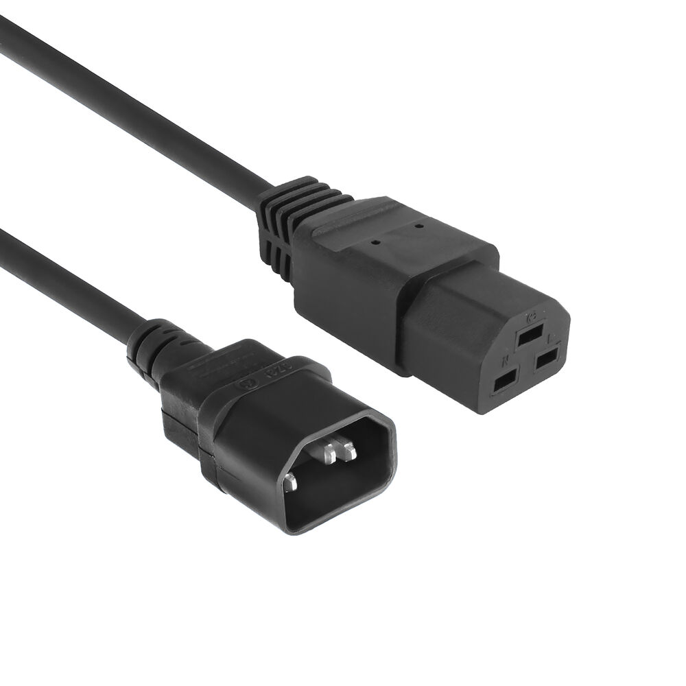 Ein schwarzes Netzkabel mit zwei Steckern. Ein Stecker hat drei Löcher, der andere zwei Stifte. Der Hintergrund ist weiß.