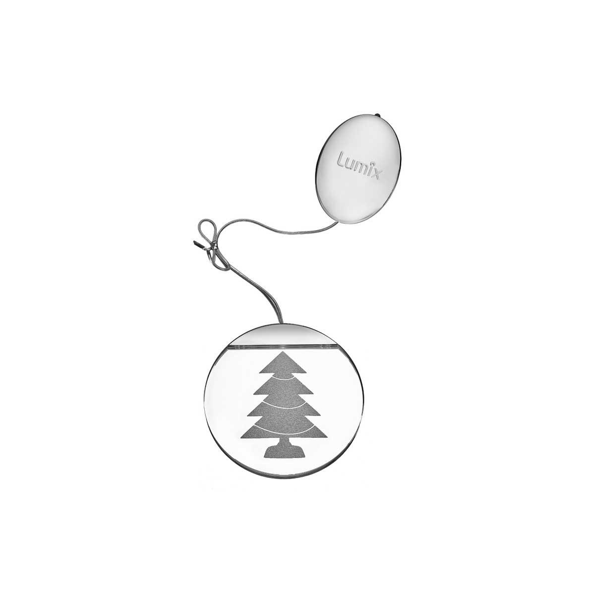 Objektivdeckel der Lumix Kamera mit einem klaren, runden Anhänger mit Tannenbaum-Design. Durch einen Draht auf weißem Hintergrund verbunden.