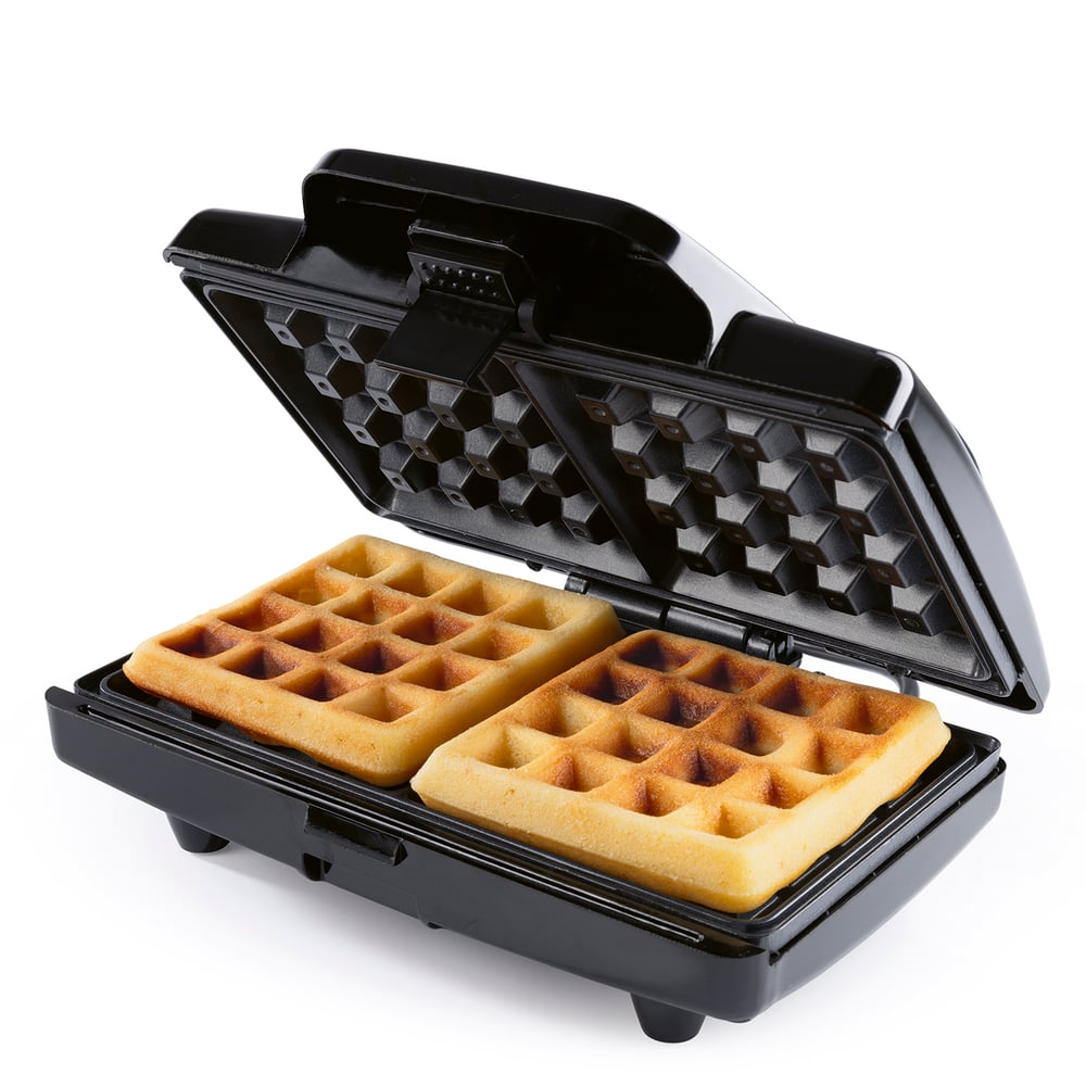 Ein schwarzes Waffeleisen mit zwei goldbraunen Waffeln. Der Deckel ist geöffnet. Weißer Hintergrund.