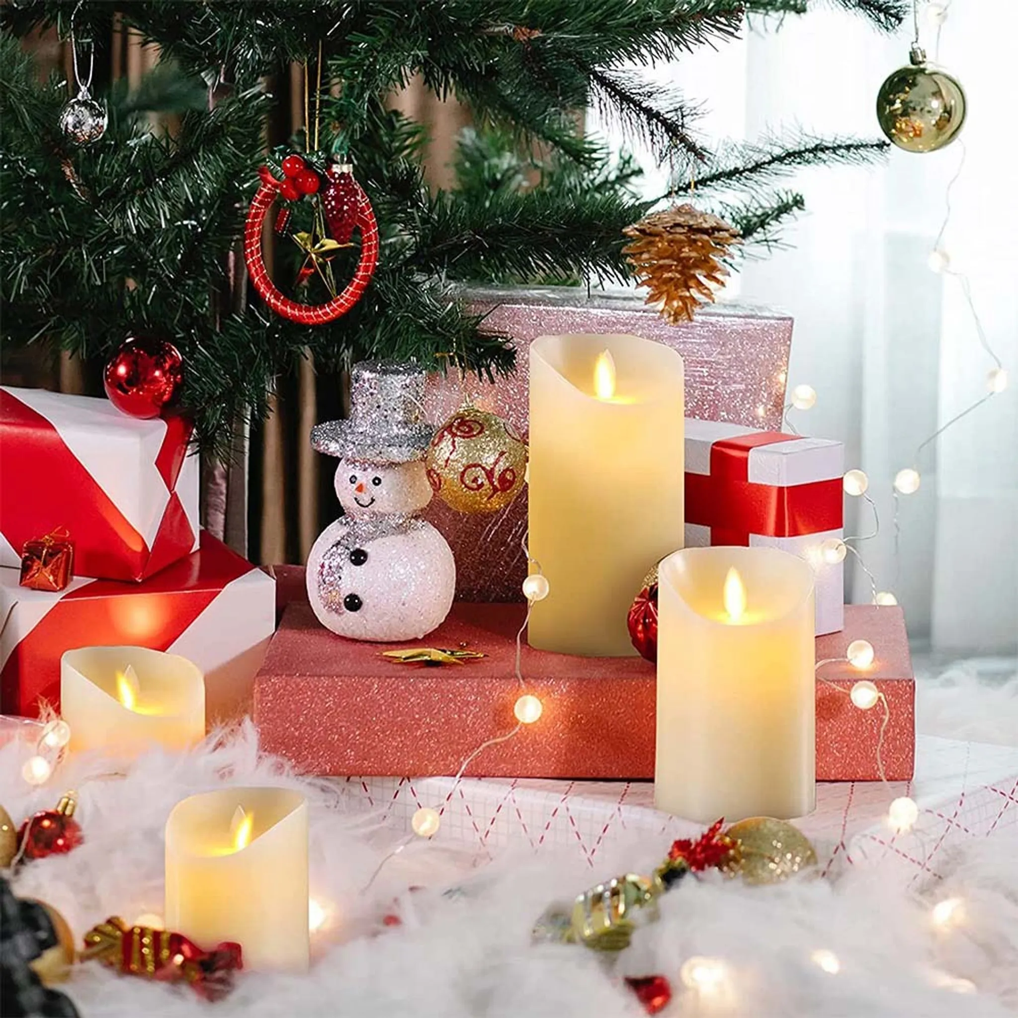 Eine Weihnachtsszene mit geschmücktem Baum, Kerzen, Geschenken und einem Schneemann. Die Szene ist festlich und warm.