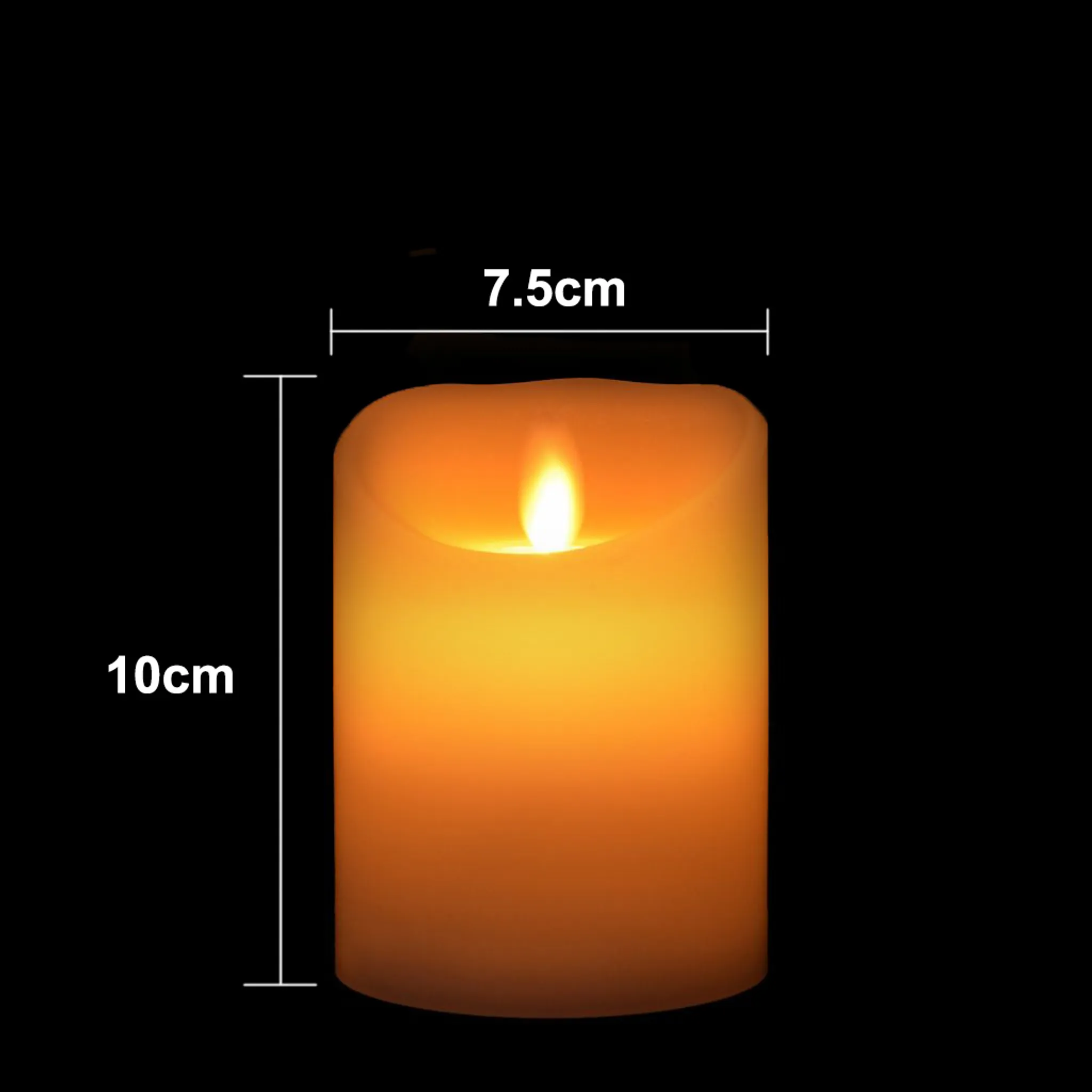 Eine brennende Kerze, 10 cm hoch, 7,5 cm breit. Sie hat ein orangefarbenes Leuchten vor schwarzem Hintergrund.