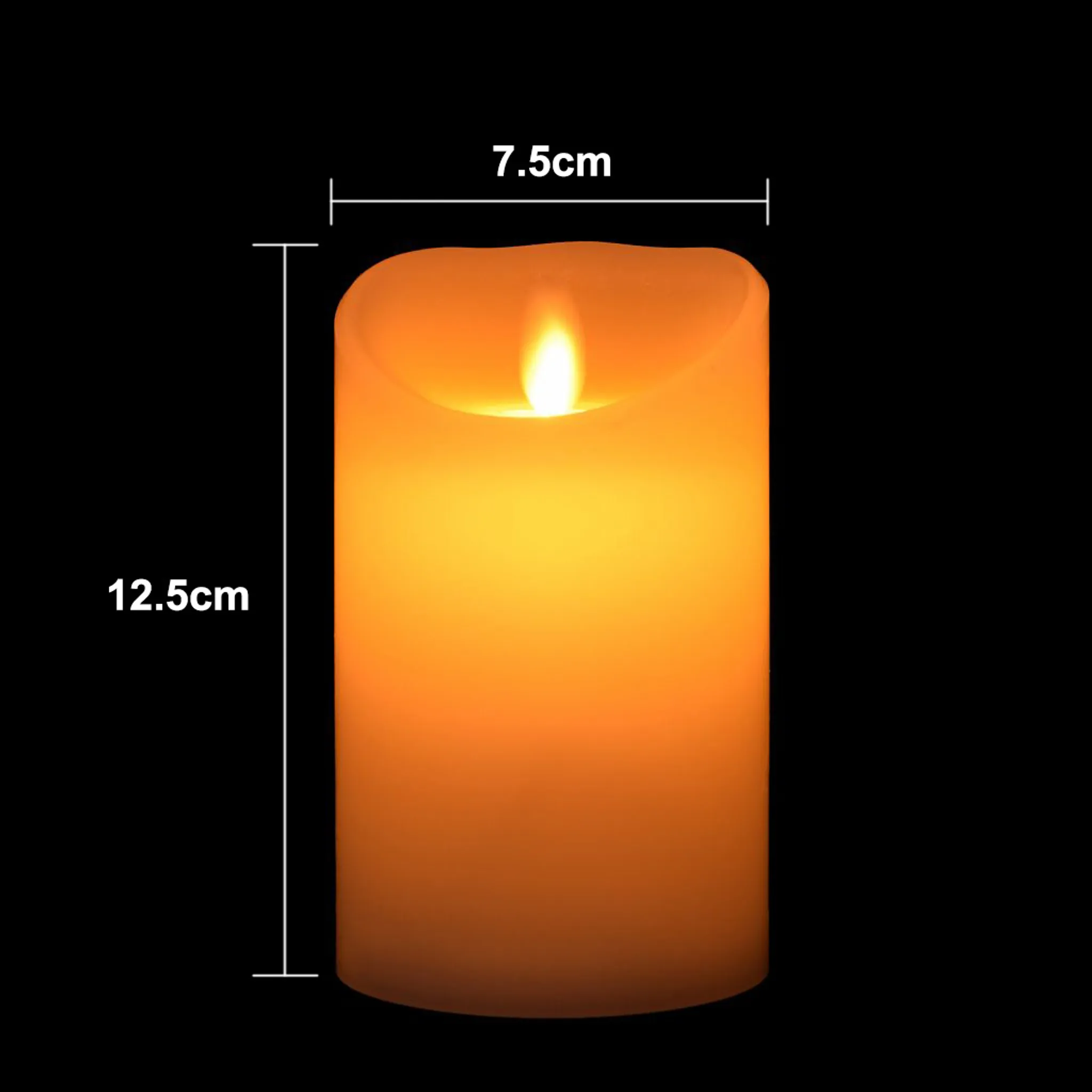 Eine orangefarbene Kerze mit brennender Flamme, 7,5 cm breit und 12,5 cm hoch, vor schwarzem Hintergrund.