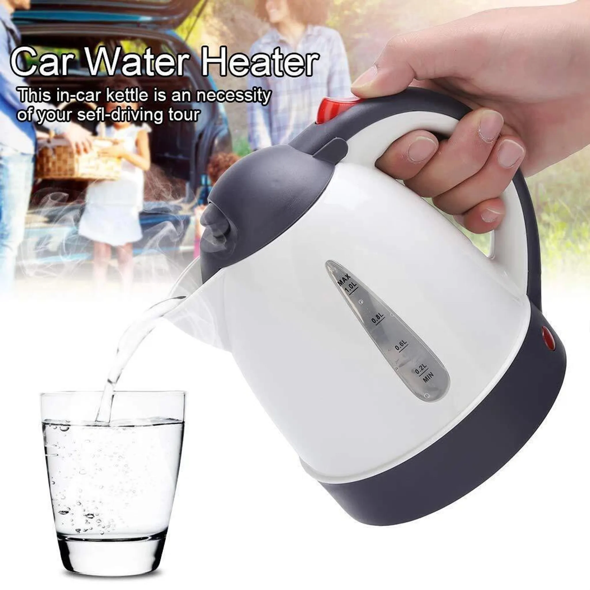 Ein weißer Wasserkocher im Auto gießt Wasser in ein Glas. Eine Person hält den Wasserkocher. Im Hintergrund sind Menschen und ein Auto zu sehen.