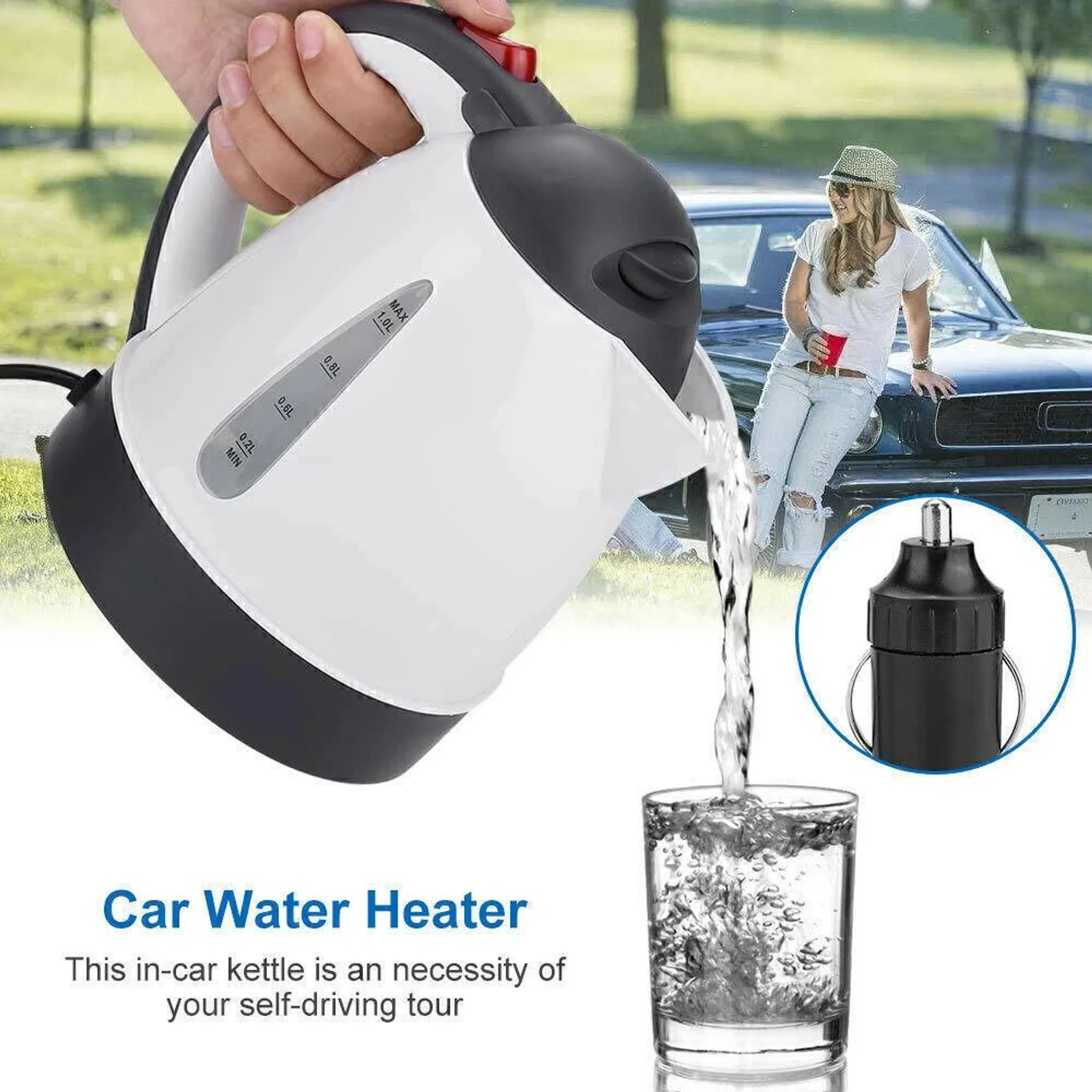 Ein weiß-schwarzer Wasserkocher im Auto gießt Wasser in ein Glas. Eine Frau lehnt sich in der Nähe an ein Auto.