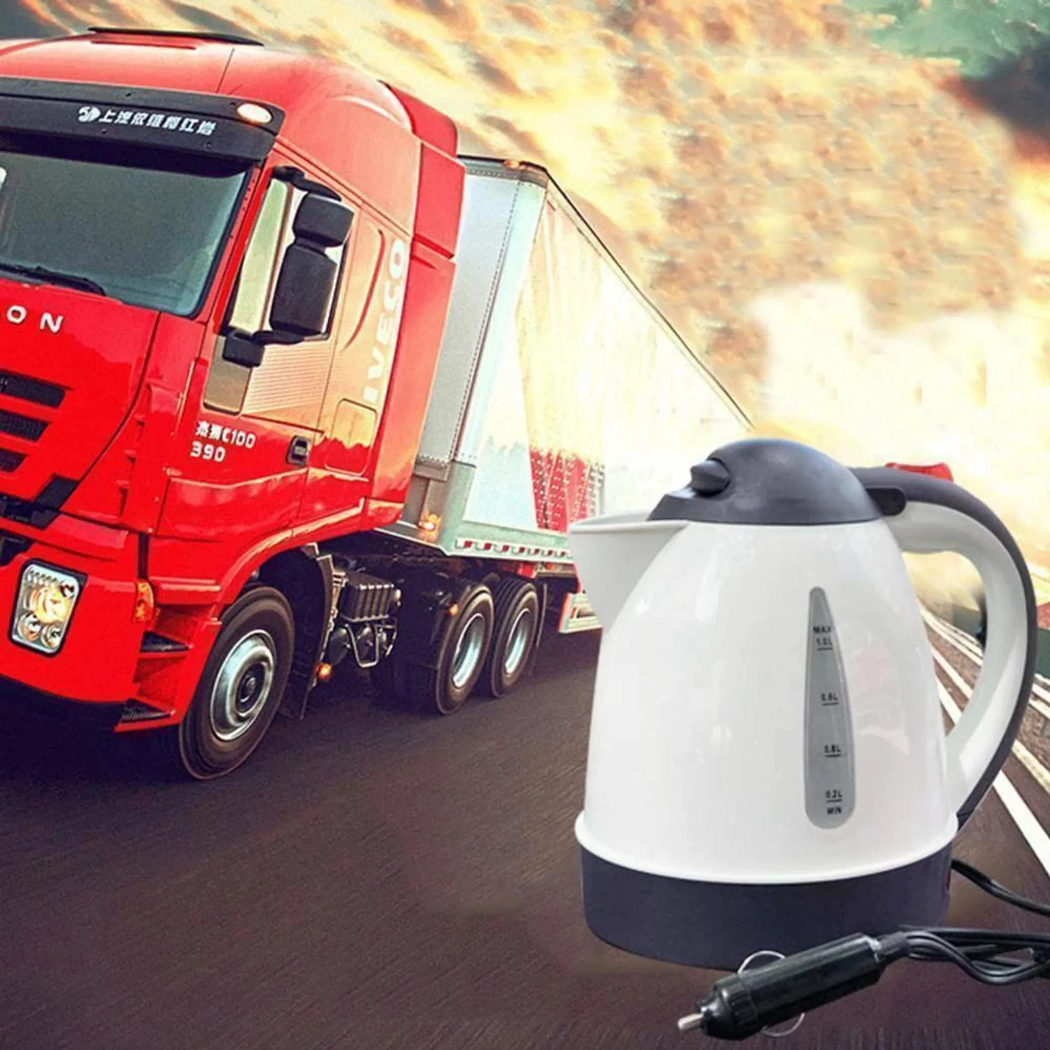 Roter LKW mit weißem Anhänger neben einem weiß-schwarzen Wasserkocher. Der Wasserkocher steht auf einer Straße.