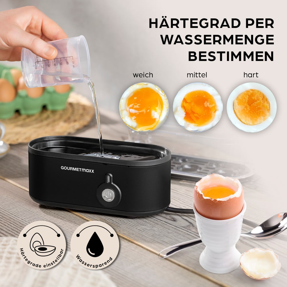 Ein Eierkocher mit drei Eierstilen, der weich, mittel und hart zeigt. Eine Hand gießt Wasser in das Gerät. Eier sind im Hintergrund.