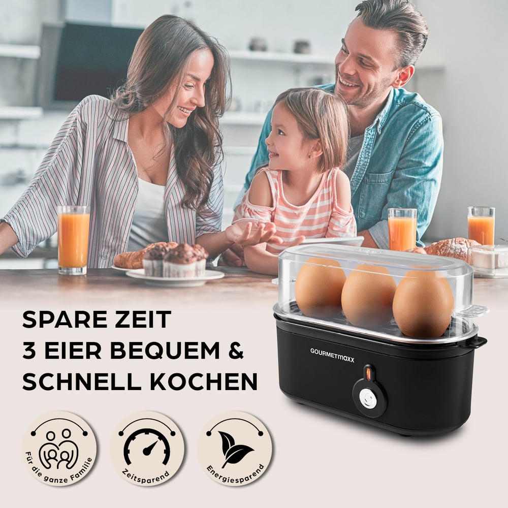 Eine Familie lächelt in der Nähe eines Eierkochers. Eier sind im Kocher. Es gibt Muffins und Saft. Der Text lautet 'Spare Zeit, 3 Eier...kochen'.