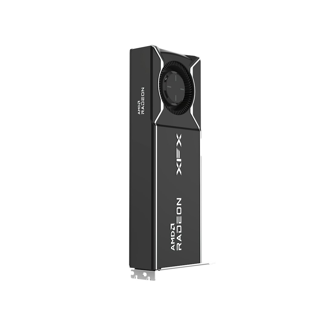 Una scheda grafica XFX AMD Radeon nera e argento. La scheda ha una ventola e i loghi XFX e Radeon. È su sfondo bianco.
