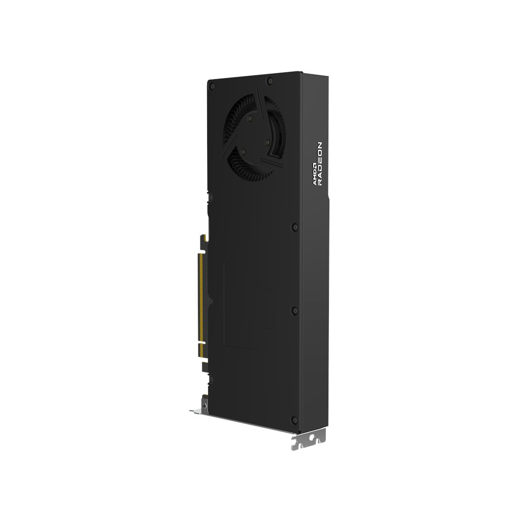 Una scheda grafica AMD Radeon nera. Ha una ventola e il logo AMD Radeon. La scheda è su sfondo bianco.