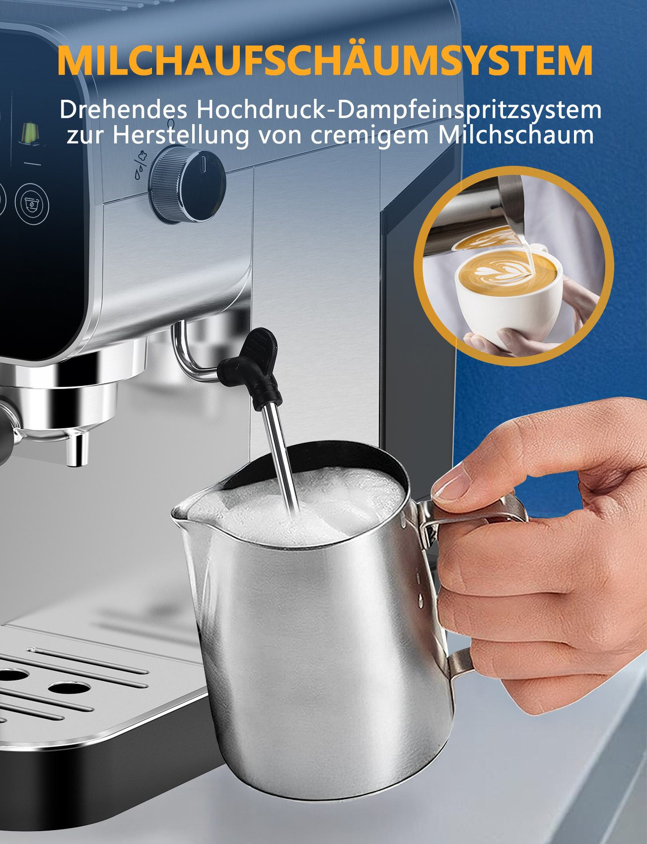 Ein Milchaufschäumsystem. Eine Metallkanne mit geschäumter Milch wird von einer Hand gehalten. Eine Tasse Latte Art im Hintergrund.