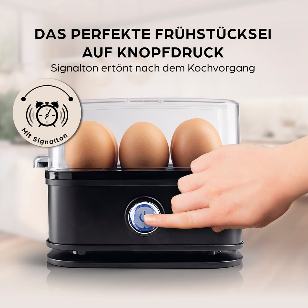 Ein Eierkocher mit drei Eiern. Eine Hand drückt den Knopf. Text: 'Perfekte Frühstückseier auf Knopfdruck'.