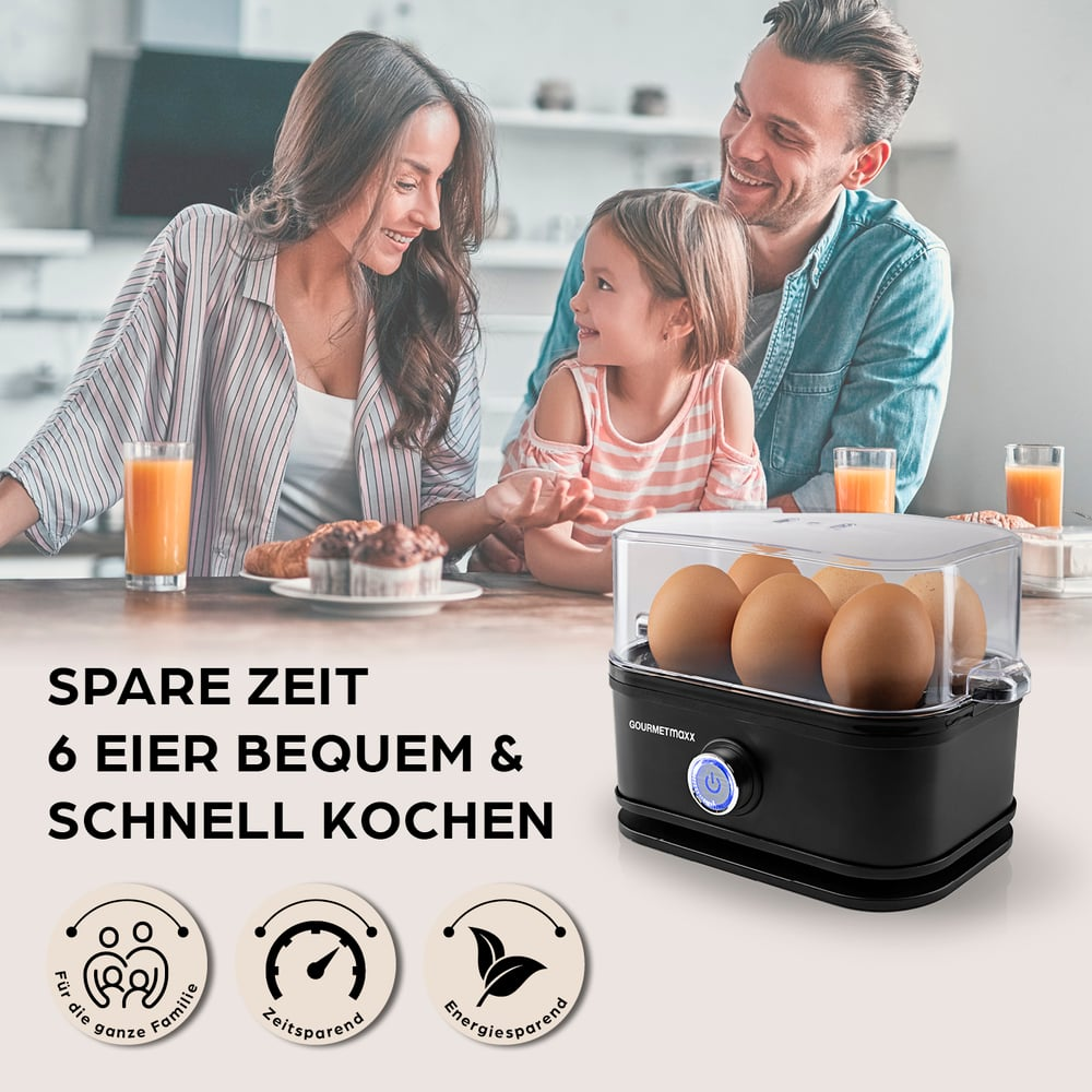 Eine Familie lächelt in der Nähe eines Eierkochers. Der Kocher hat Eier. Der Text lautet 'Spare Zeit'. Säfte und Gebäck sind auf dem Tisch.