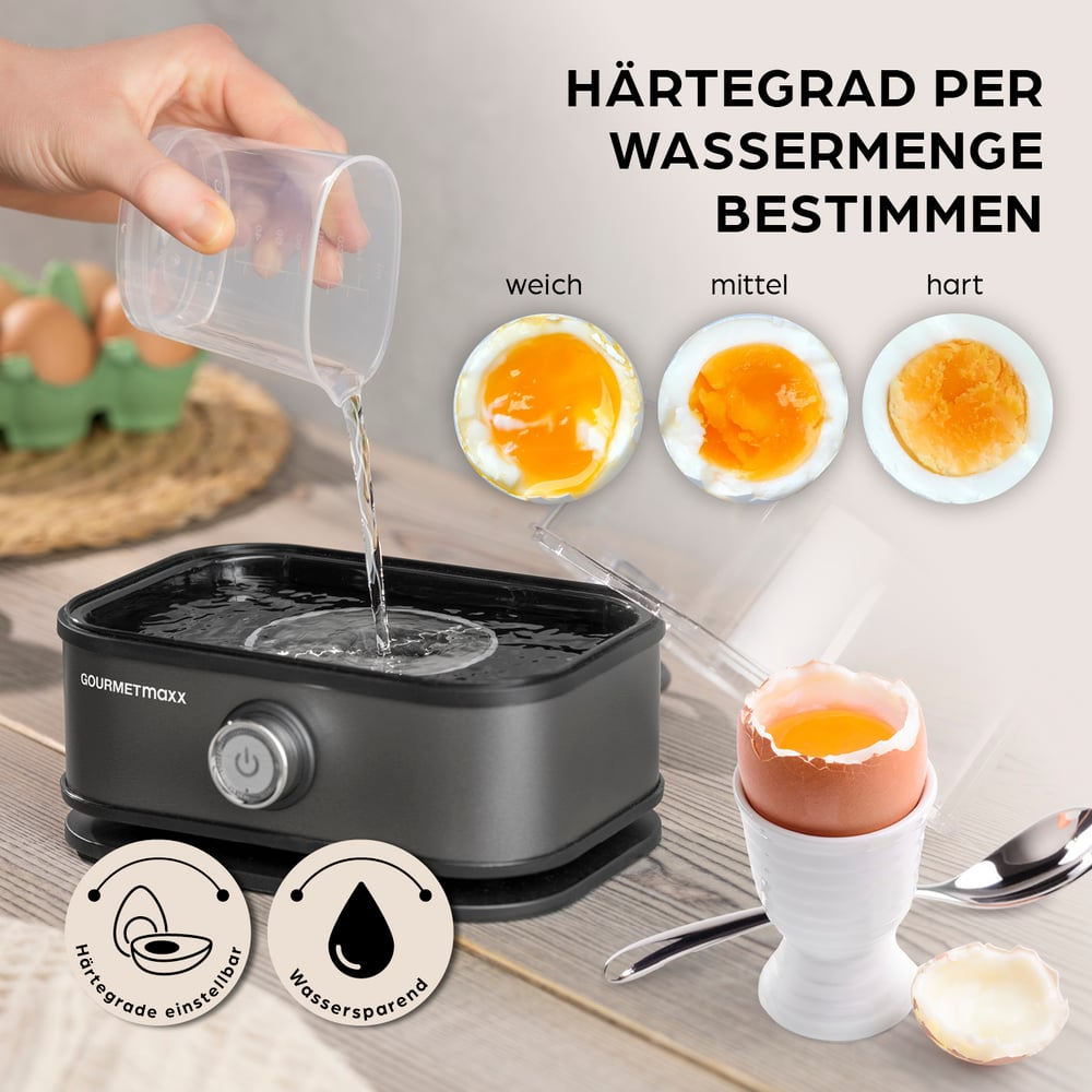 Hand gießt Wasser in einen Eierkocher. Eier mit unterschiedlichen Garstufen. Ein Ei im Halter, Löffel und Eierschale sind gezeigt.