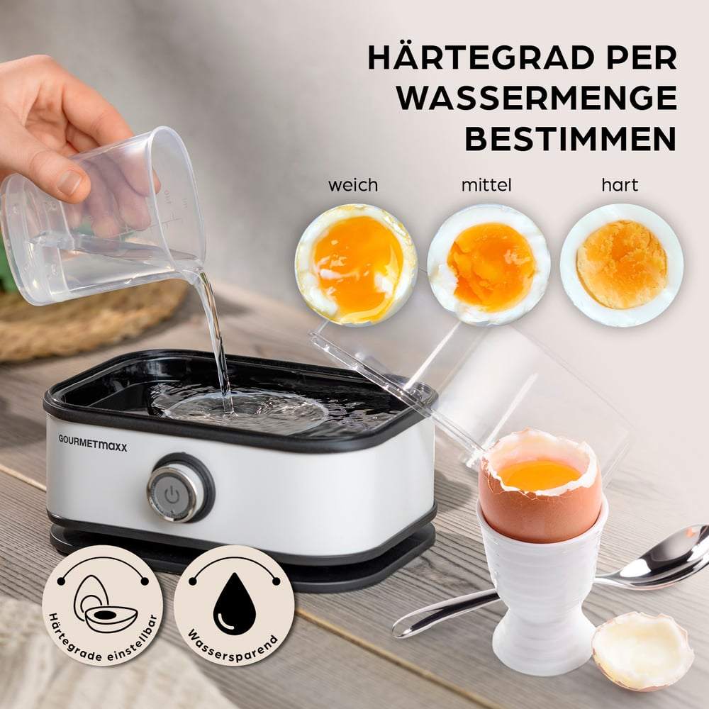 Eine Hand gießt Wasser in einen Eierkocher. Drei Eier zeigen verschiedene Garstufen. Ein Ei im Halter, Löffel und Icons sind ebenfalls vorhanden.
