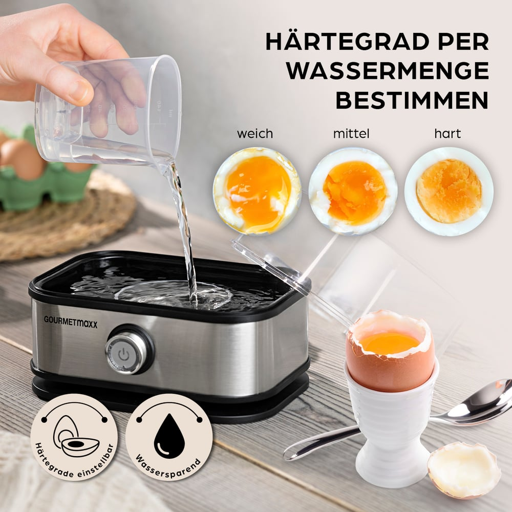 Hand gießt Wasser in einen Eierkocher. Weich-, mittel- und hartgekochte Eier werden gezeigt. Ein Ei im Becher ist neben dem Kocher.