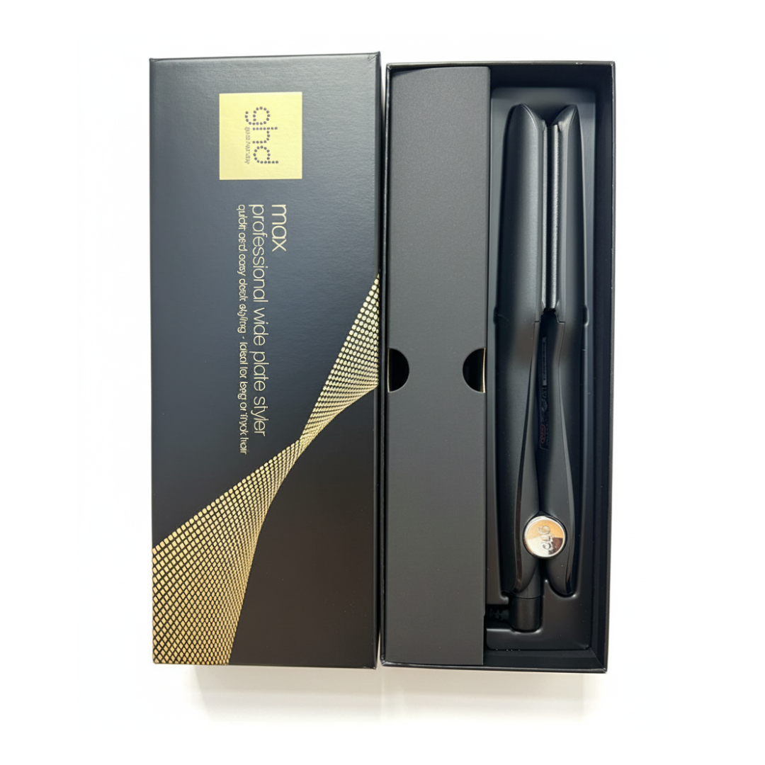 Schwarzer ghd Haarglätter in einer offenen schwarzen Box. Die Box hat goldenen Text und Design. Weißer Hintergrund.