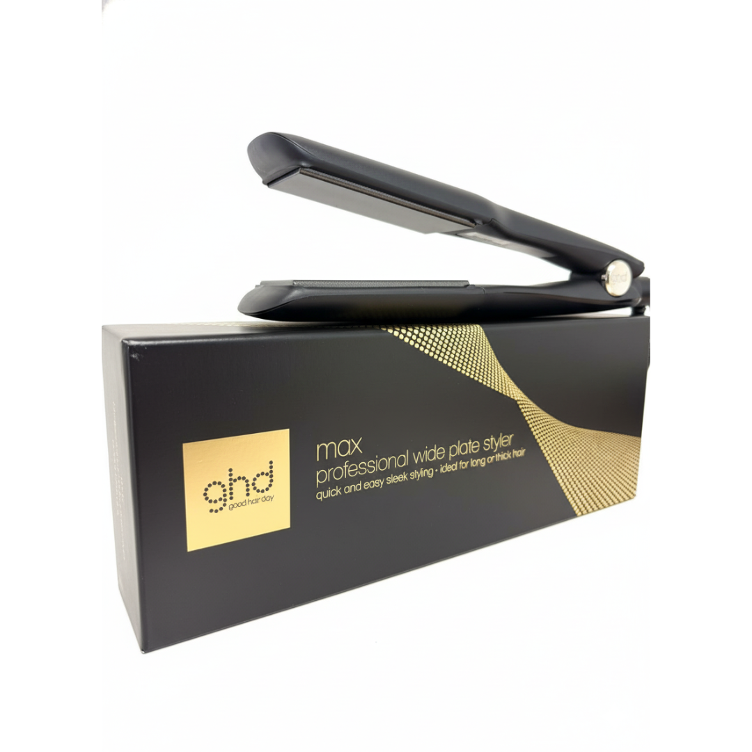 Ein schwarzes GHD-Haarglätteisen liegt auf einer schwarzen Schachtel. Auf der Schachtel steht 'ghd max professional wide plate styler'.