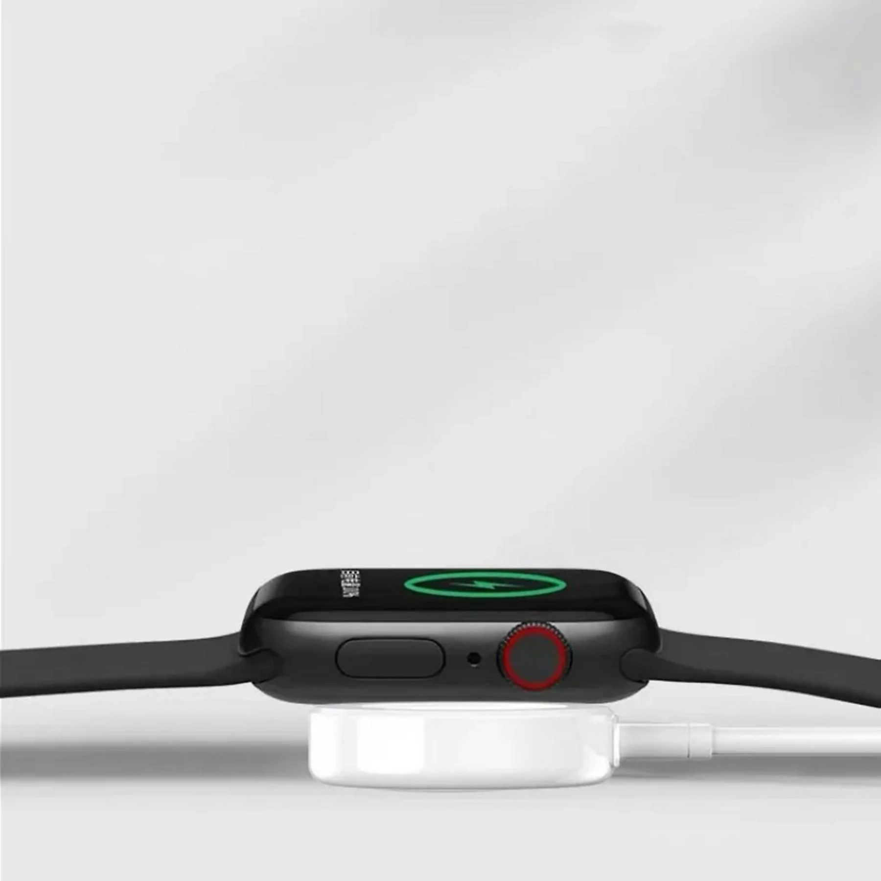 Schwarze Smartwatch auf weißer Ladestation. Grünes Ladesymbol auf dem Bildschirm, rote Taste. Schwarzes Armband. Weißer Hintergrund.