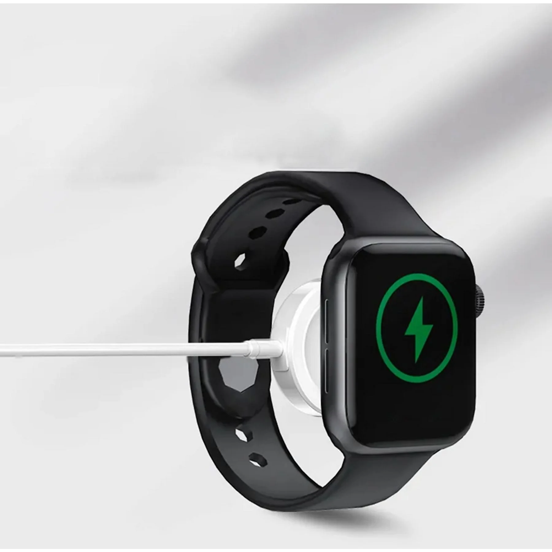 Schwarze Smartwatch wird geladen. Grüner Blitz auf dem Bildschirm. Weißes Ladegerät und Kabel. Schwarzes Armband.