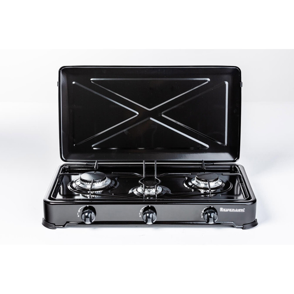 Czarna przenośna kuchenka gazowa z trzema palnikami, otwartą pokrywą. Widoczne pokrętła. Nazwa marki jest widoczna po prawej stronie.