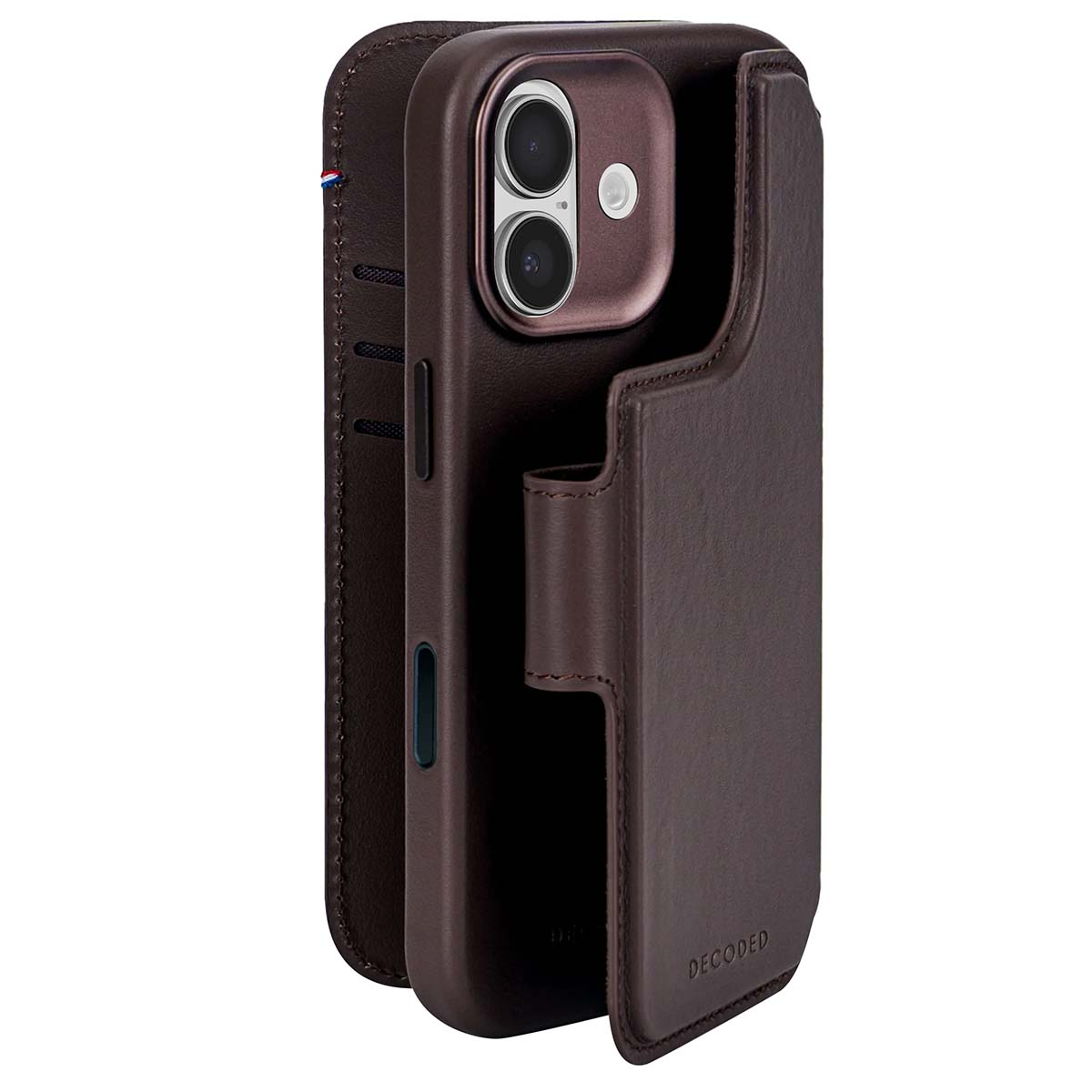 Una custodia per telefono in pelle marrone con un iPhone all'interno. La custodia ha una patta, fessure per carte e la parola 'DECODED'. Il telefono ha due fotocamere.