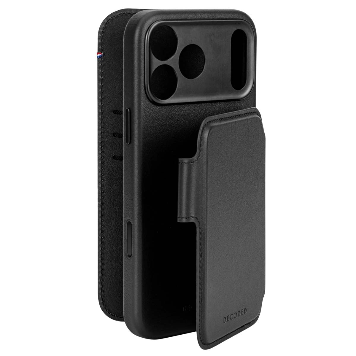 Custodia per telefono in pelle nera con porta carte. La custodia ha aperture per le lenti della fotocamera. La parola 'DECODED' è visibile.