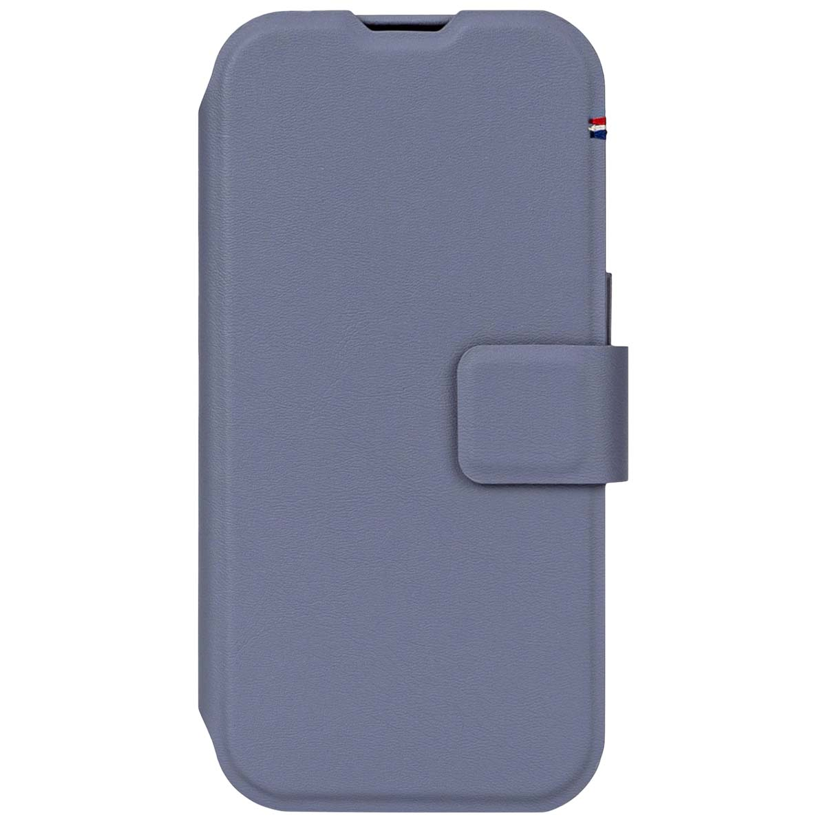 Primo piano di una custodia per telefono blu. Ha una patta e un piccolo dettaglio a strisce tricolore. La custodia è chiusa.