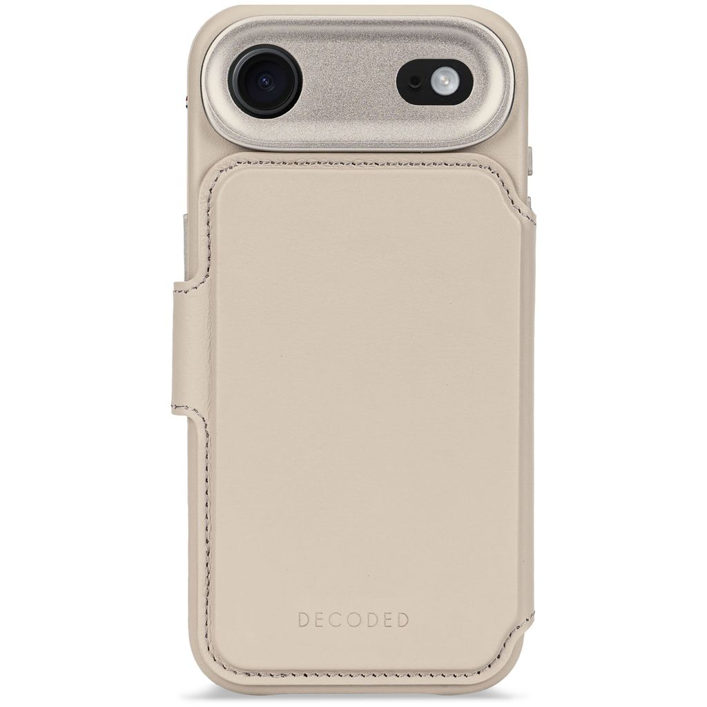 Una custodia per telefono in pelle beige con sezione fotocamera argentata. La parola 'DECODED' è in rilievo in basso. Cuciture visibili.