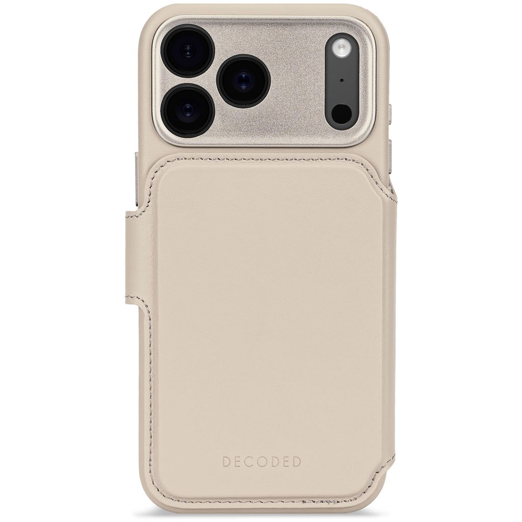 Eine beige Handyhülle mit Kameraausschnitt, Marke 'DECODED'. Die Hülle hat einen Kartenhalter und Nahtdetails.