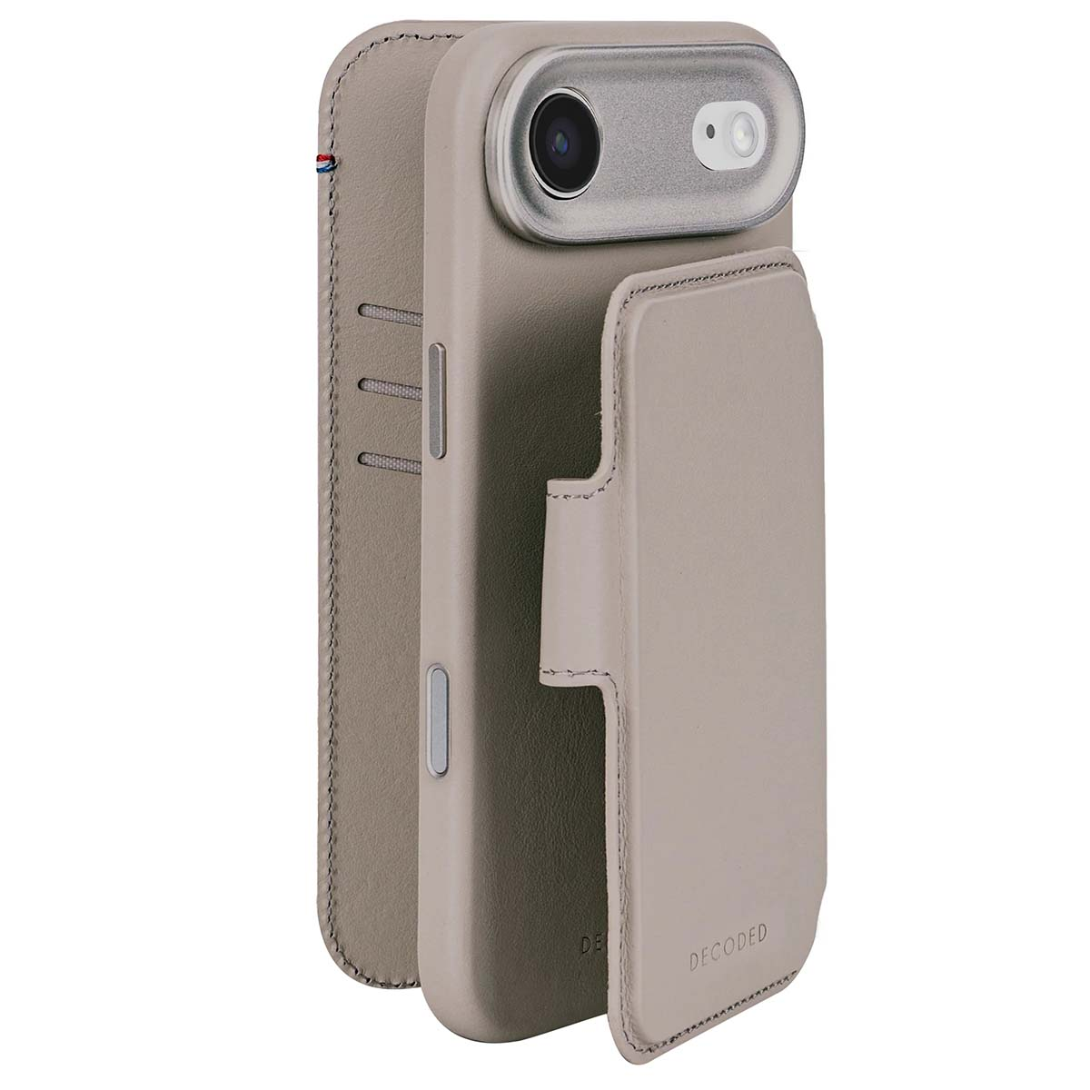 Una custodia grigia per telefono con un ritaglio per la fotocamera, patta per portafoglio e bordi cuciti. Il telefono ha un alloggiamento della fotocamera argentato.