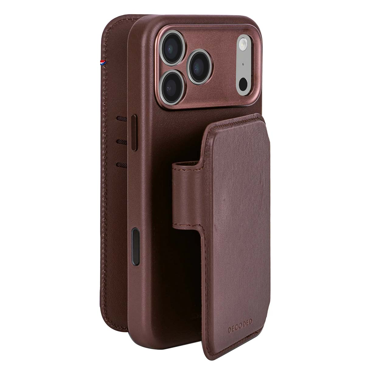 Una custodia per telefono in pelle marrone con più lenti della fotocamera e una sezione portafoglio, la parola "DECODED" è visibile.