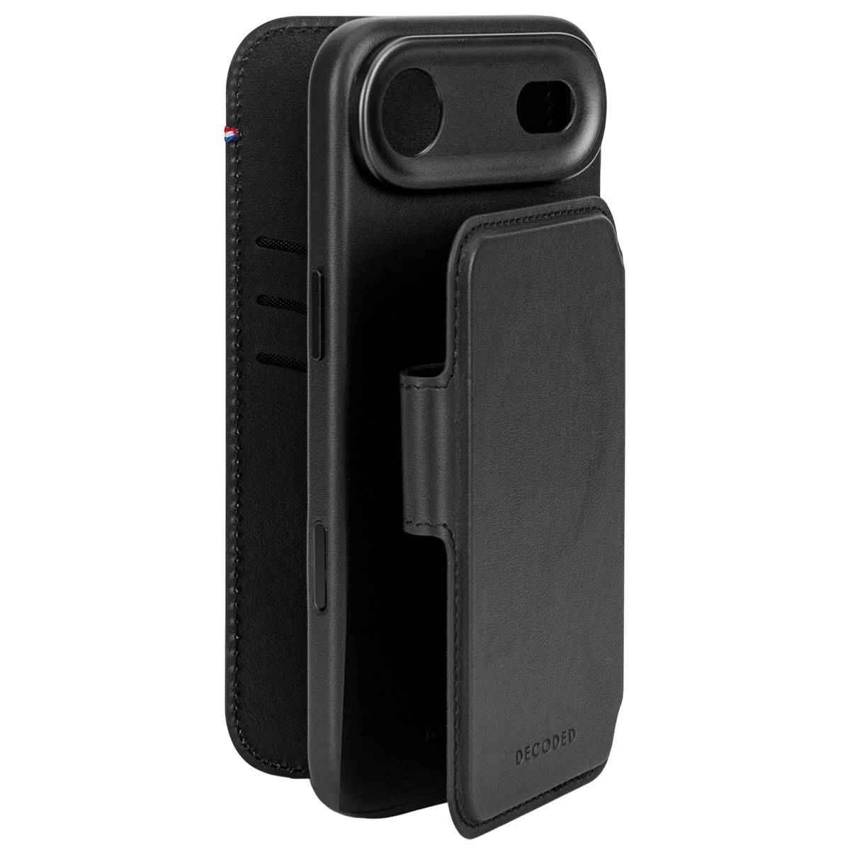 Una custodia nera per telefono è aperta, mostrando l'interno e l'intaglio della fotocamera. Il lembo anteriore è aperto e la parola DECODED è visibile.