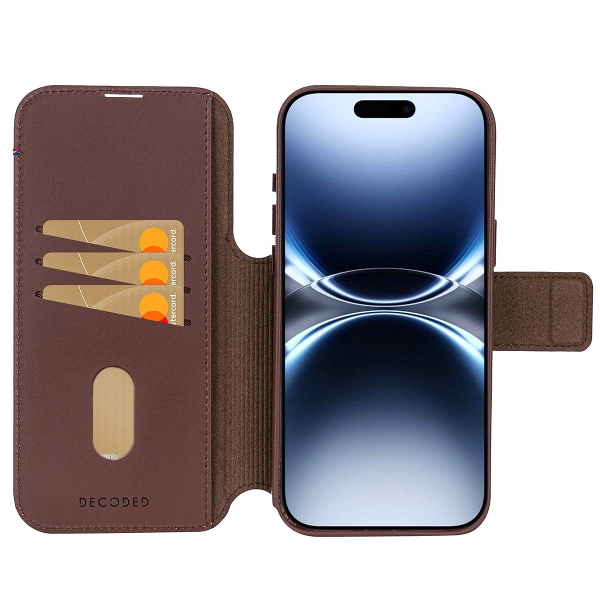 Custodia per telefono in pelle marrone con telefono all'interno. Carte di credito nella custodia. La custodia è aperta.