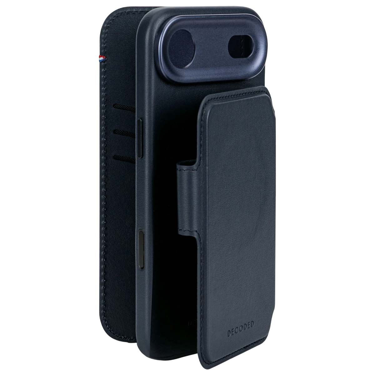 Una custodia per telefono blu scuro con patta a portafoglio. La custodia è aperta, mostrando la fotocamera del telefono e il marchio 'DECODED'.