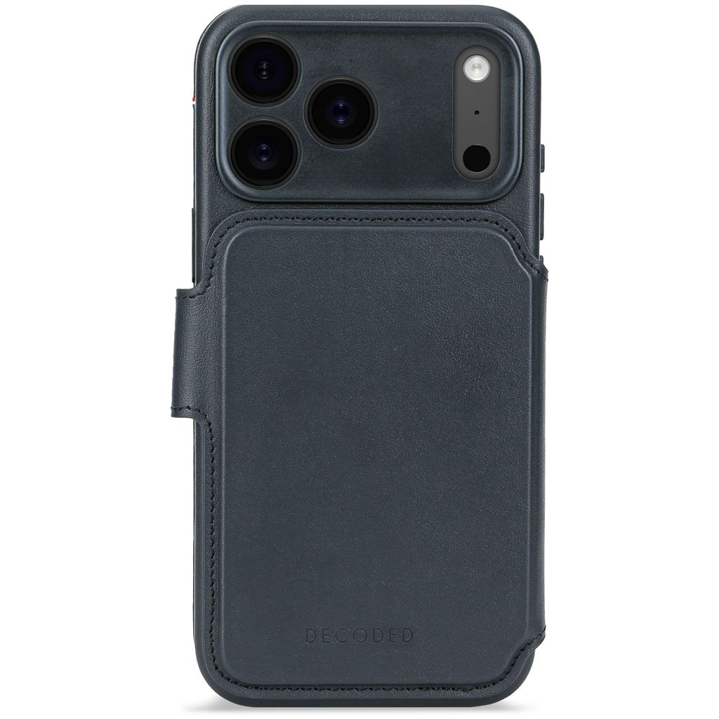 Una custodia blu scuro per iPhone con sezione portafoglio. La custodia ha tre obiettivi e un flash. La parola DECODED è in basso.