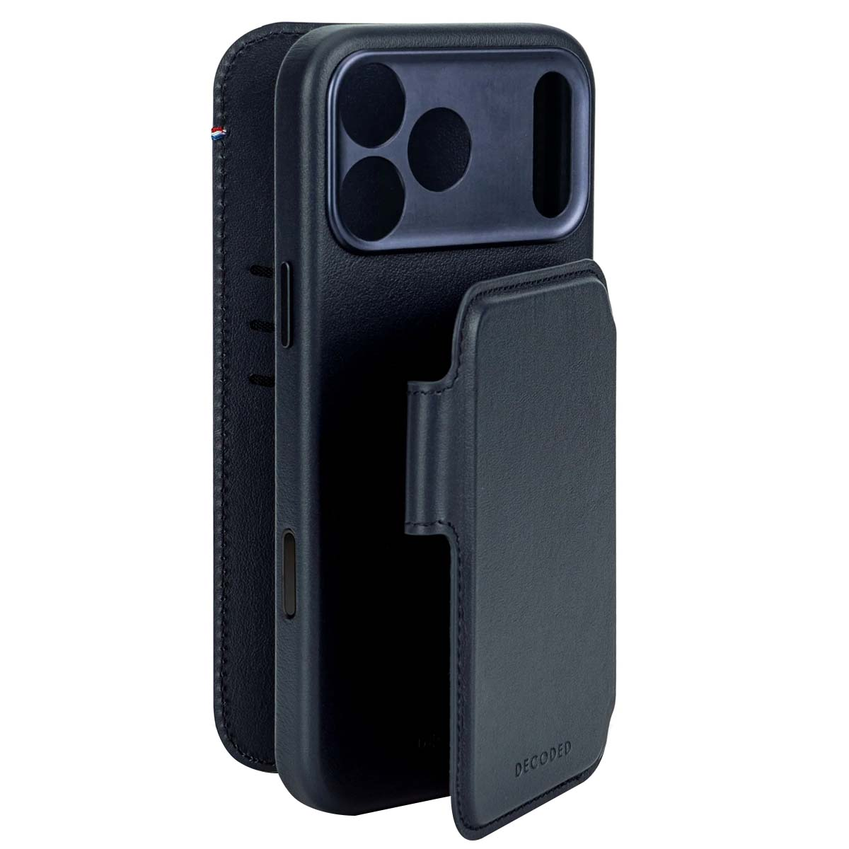 Una custodia per telefono blu scuro con una cover a ribalta e ritagli per la fotocamera. La custodia è aperta, mostrando il telefono. Il marchio "DECODED" è visibile.