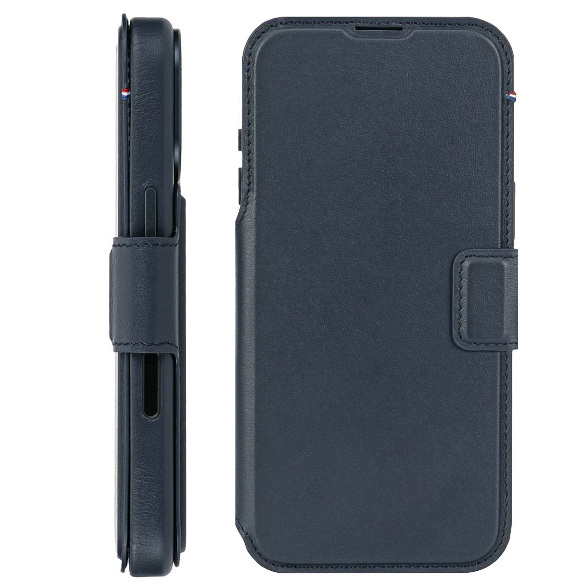 Una custodia per telefono blu navy è mostrata di lato e di fronte. Ha una chiusura magnetica e un piccolo dettaglio a bandiera in alto.