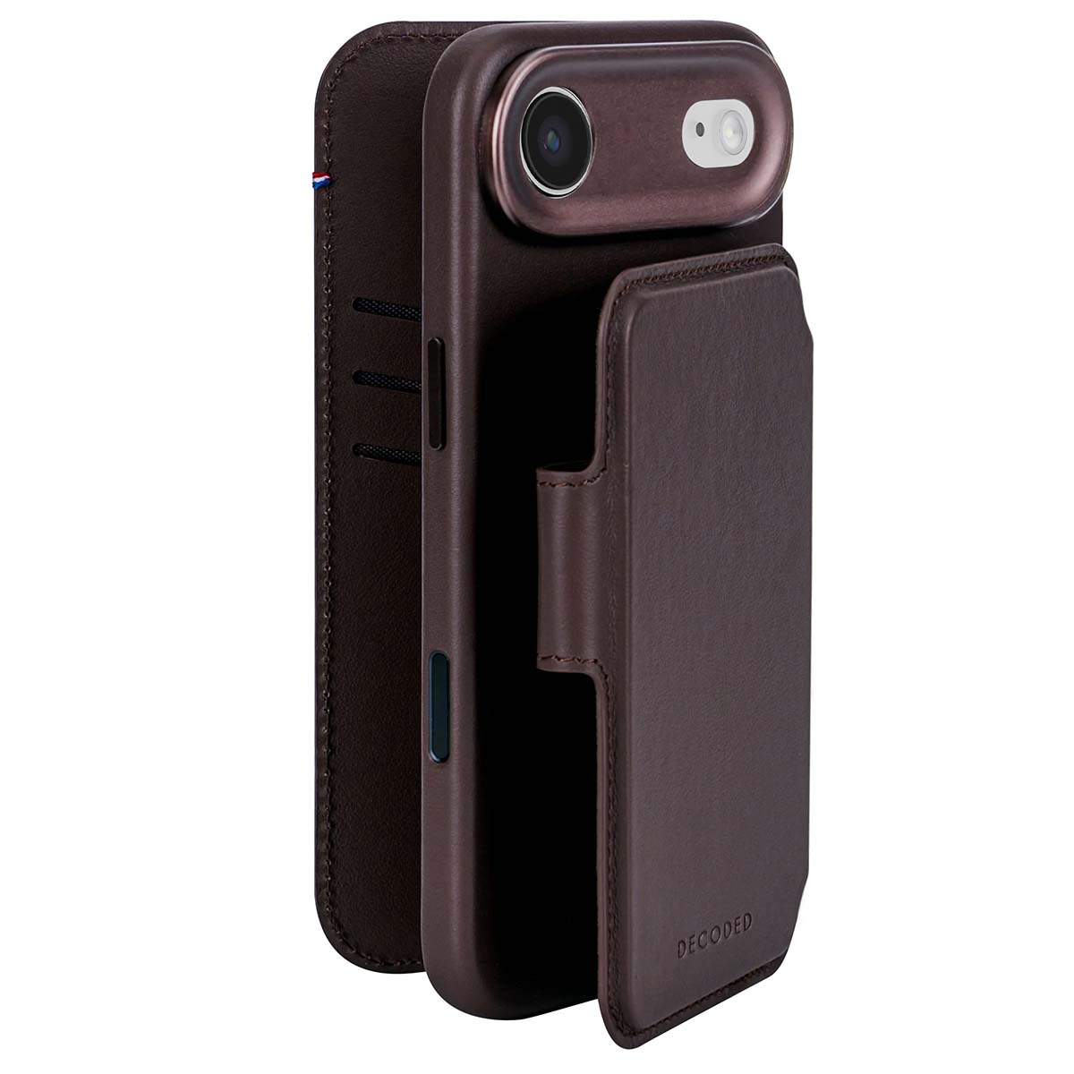 Custodia per telefono in pelle marrone con patta e scomparti per carte. La custodia è aperta, rivelando il telefono e l'obiettivo della fotocamera.