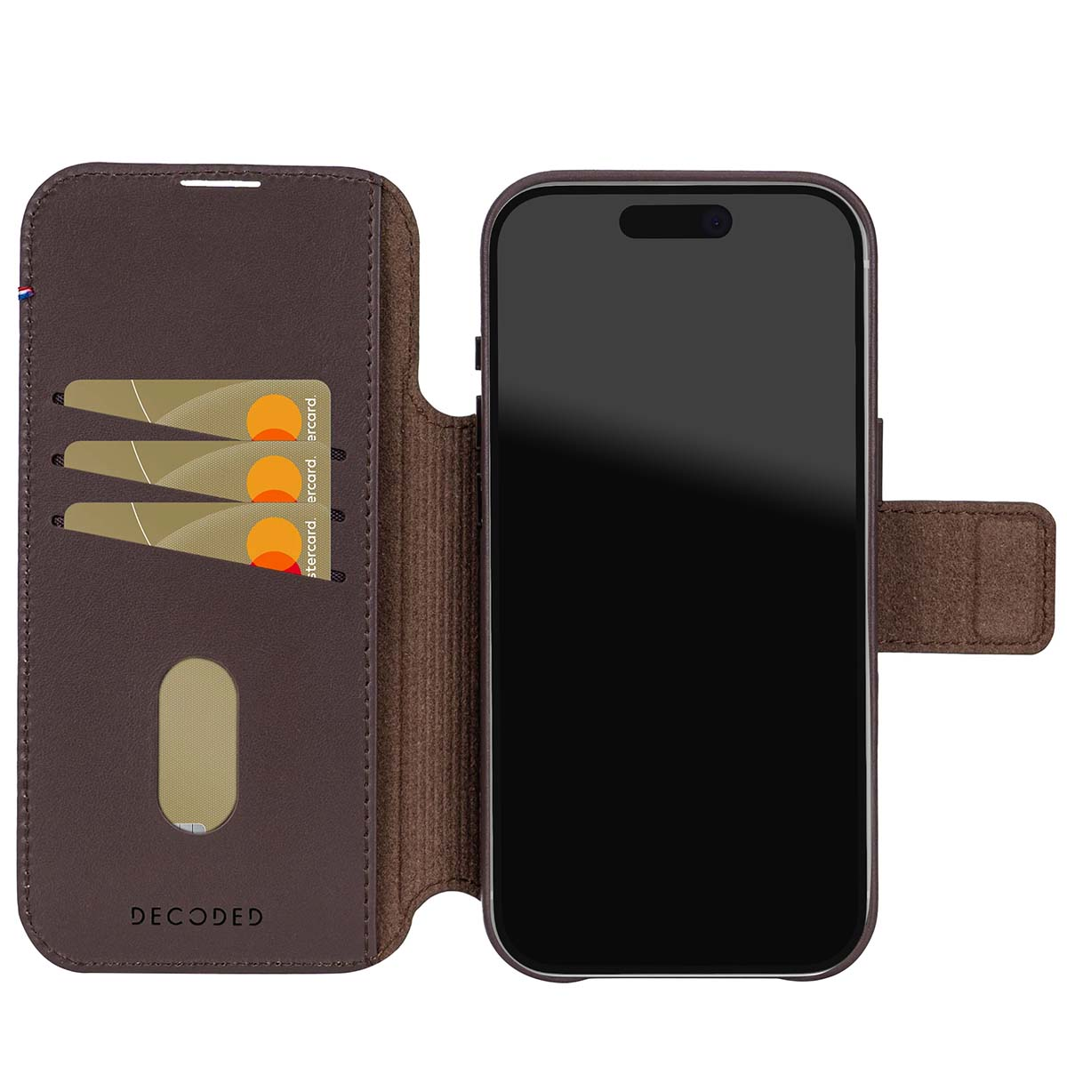 Una custodia per telefono in pelle marrone con un iPhone all'interno. La custodia ha fessure per carte con carte MasterCard.