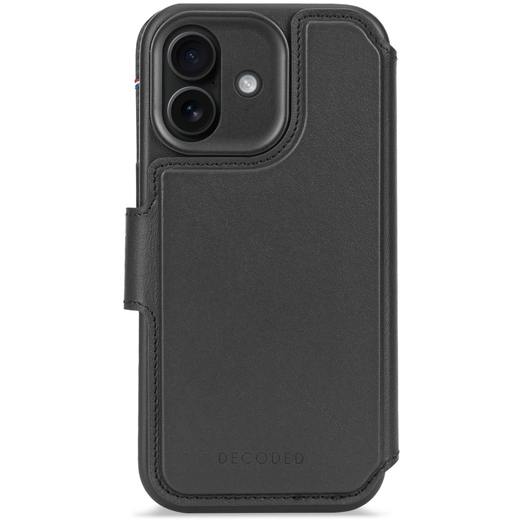 Custodia per telefono in pelle nera con intaglio a doppia fotocamera. 'DECODED' è impresso in basso. La custodia è chiusa con un lembo.