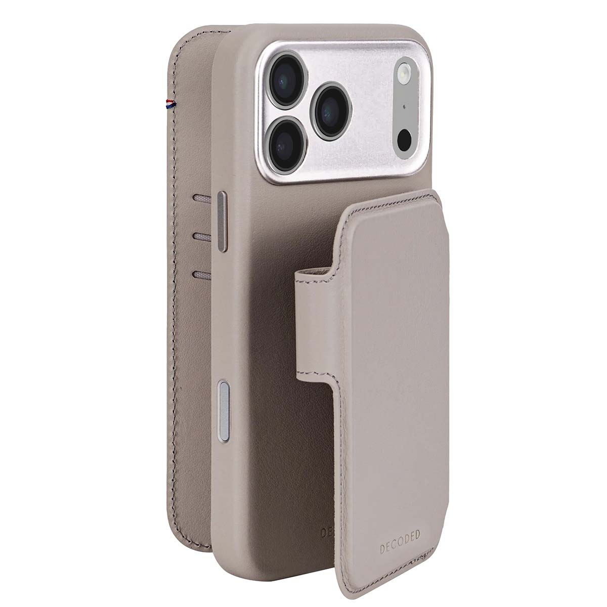 Una custodia beige per telefono con patta a portafoglio. Ha fori per la fotocamera e la parola DECODED è stampata.