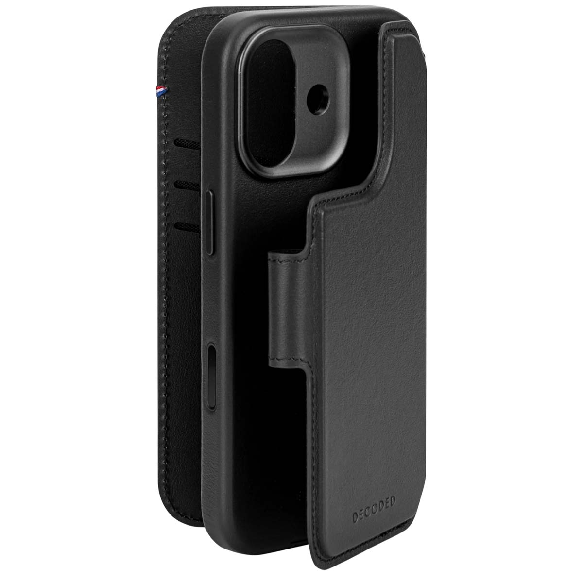 Custodia per telefono in pelle nera con patta. La custodia è aperta, mostrando la fotocamera del telefono. Il marchio 'DECODED' è visibile.