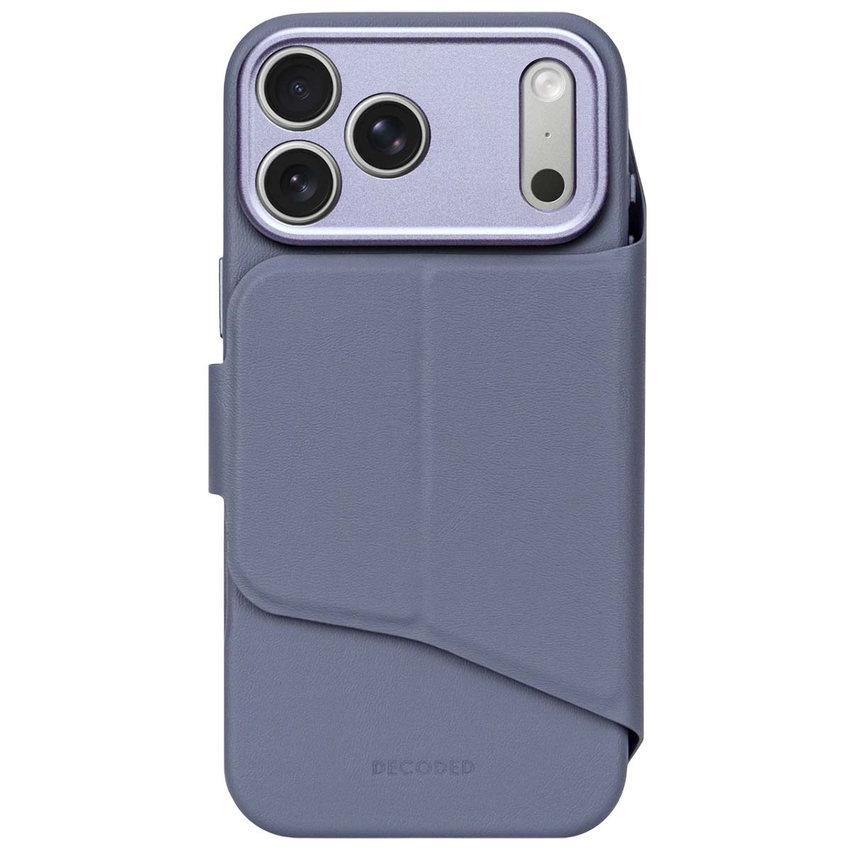 Una custodia viola per telefono con modulo fotocamera. Ha un porta carte e la scritta 'DECODED' in basso.