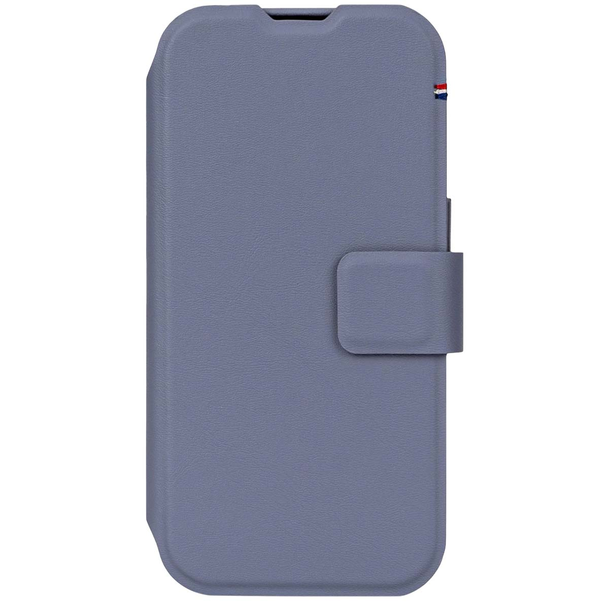 Primo piano di una custodia blu per telefono. Ha una patta con chiusura magnetica. Sono visibili piccole strisce rosse, bianche e blu.
