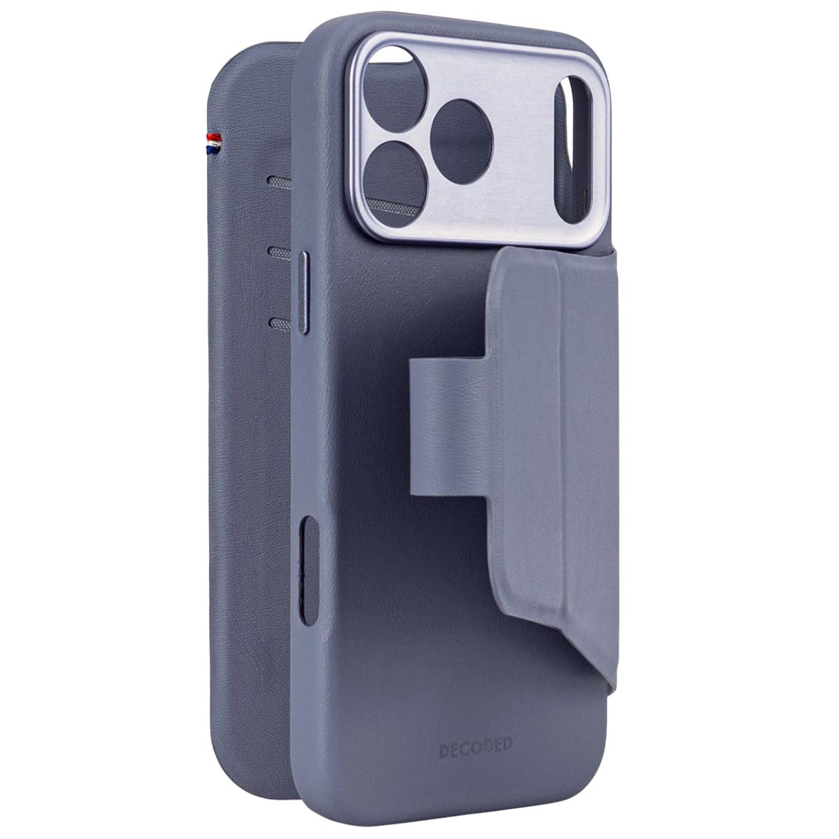 Una custodia per telefono grigio scuro con protezione fotocamera argentata e patta. La parola DECODED è in basso.