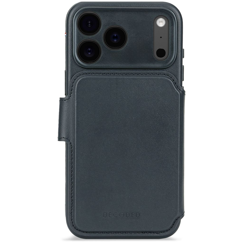 Dunkelblaue iPhone-Hülle mit Kartenfach. Sie hat drei Kameralinsen und einen Blitz. Unten steht das Wort 'DECODED'.
