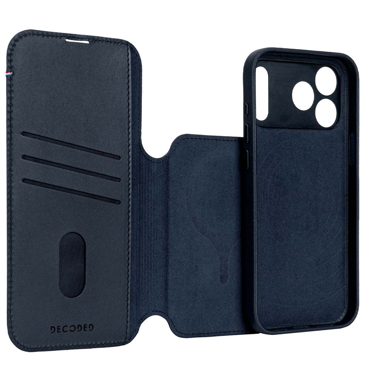 Eine dunkelblaue Handyhülle, offen. Sie hat Kartenfächer und den Markennamen 'DECODED'. Die Hülle ist für ein Smartphone gedacht.