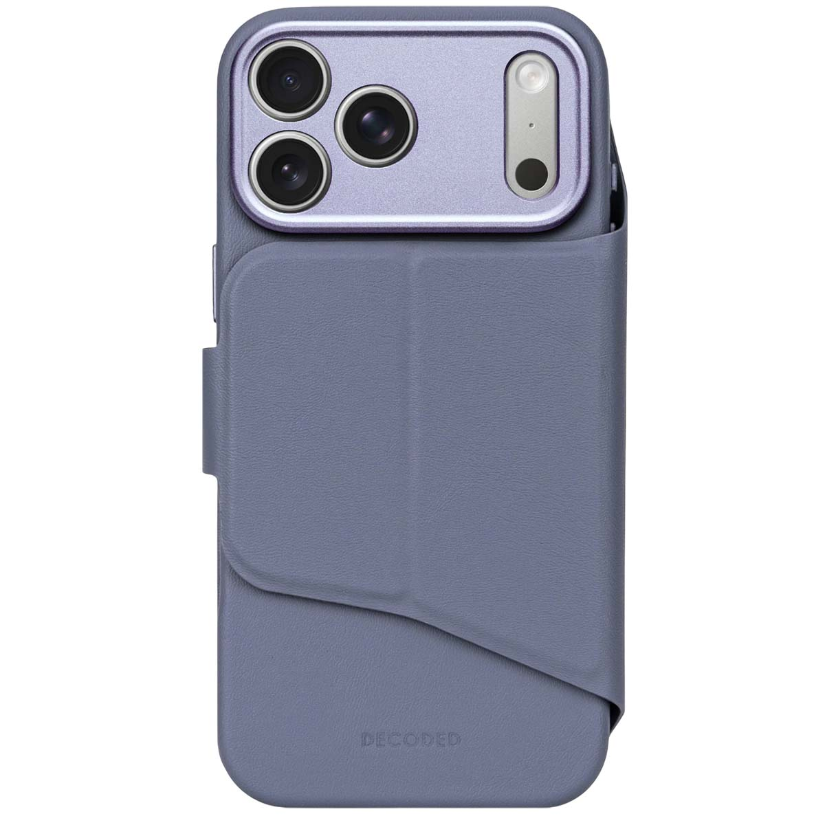 Una custodia viola per telefono con slot per schede. La custodia ha un ritaglio per la fotocamera con tre lenti e un flash. La parola 'DECODED' è in basso.