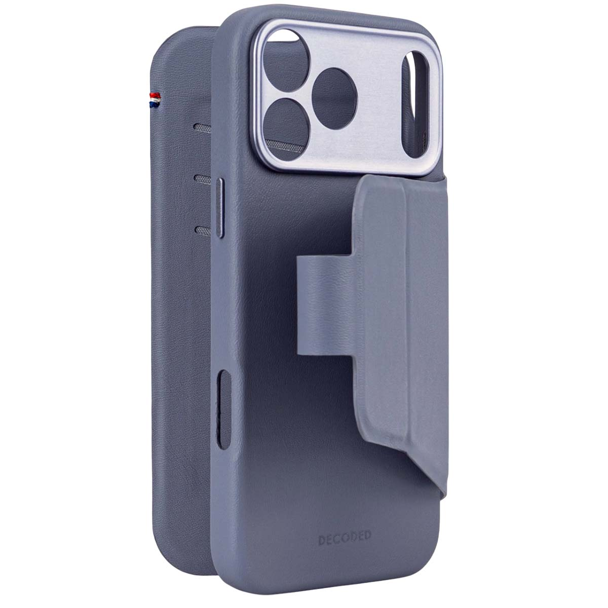 Una custodia grigia per telefono con ritaglio per fotocamera, supporto e la parola 'DECODED'. La custodia è parzialmente aperta.
